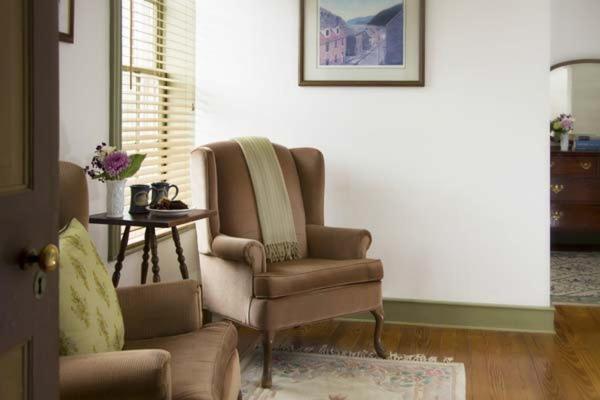 Queen Room with Balcony interior