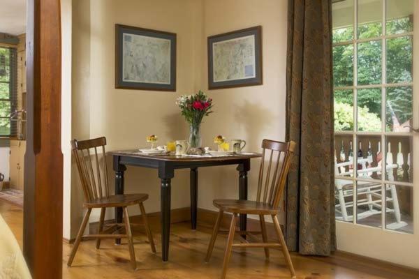 Deluxe Queen Suite interior